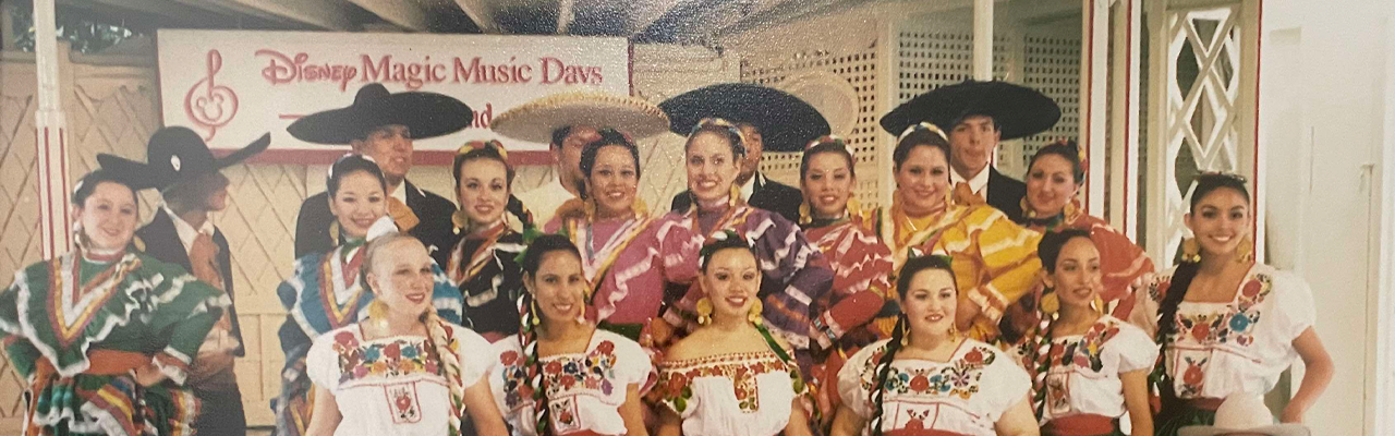 Ballet Folkorio dancers