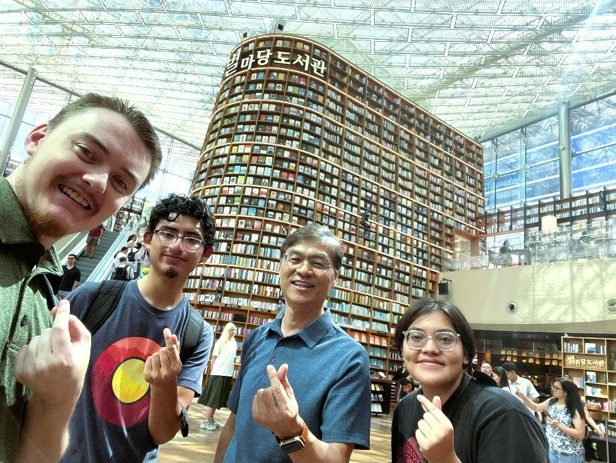 Dr. Cho with Students in Seoul