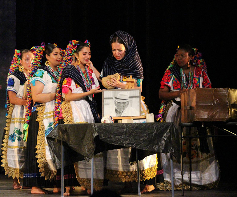 folklorico ballet dancers